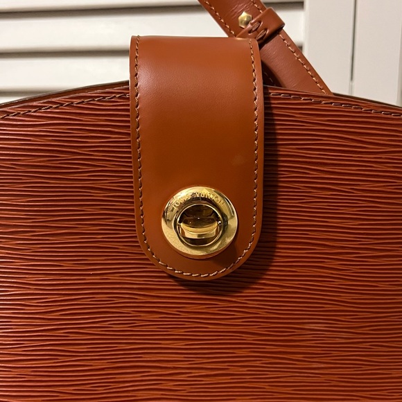 💯 Authentic Louis Vuitton Epi Cluny Leather Bag - - Picture 5 of 15